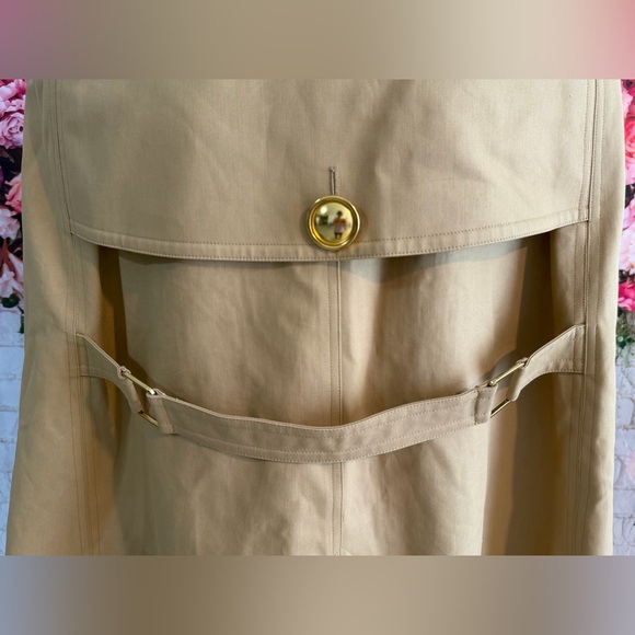 Burberry trench cape crafted in the house's signature heritage style. - Picture 5 of 16